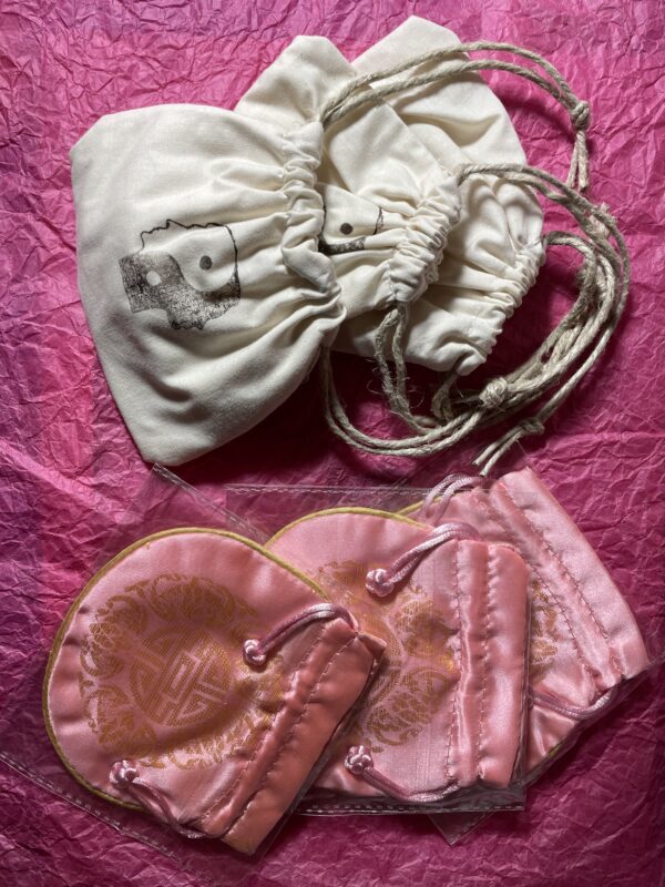 Pochette rose pour œufs de jade