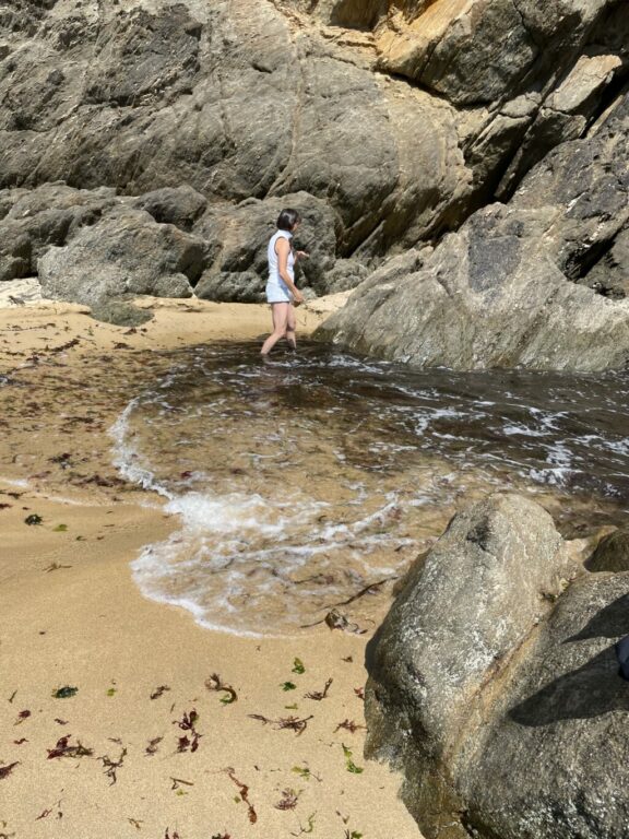 Tai chi, les pieds dans la vague et les algues ...